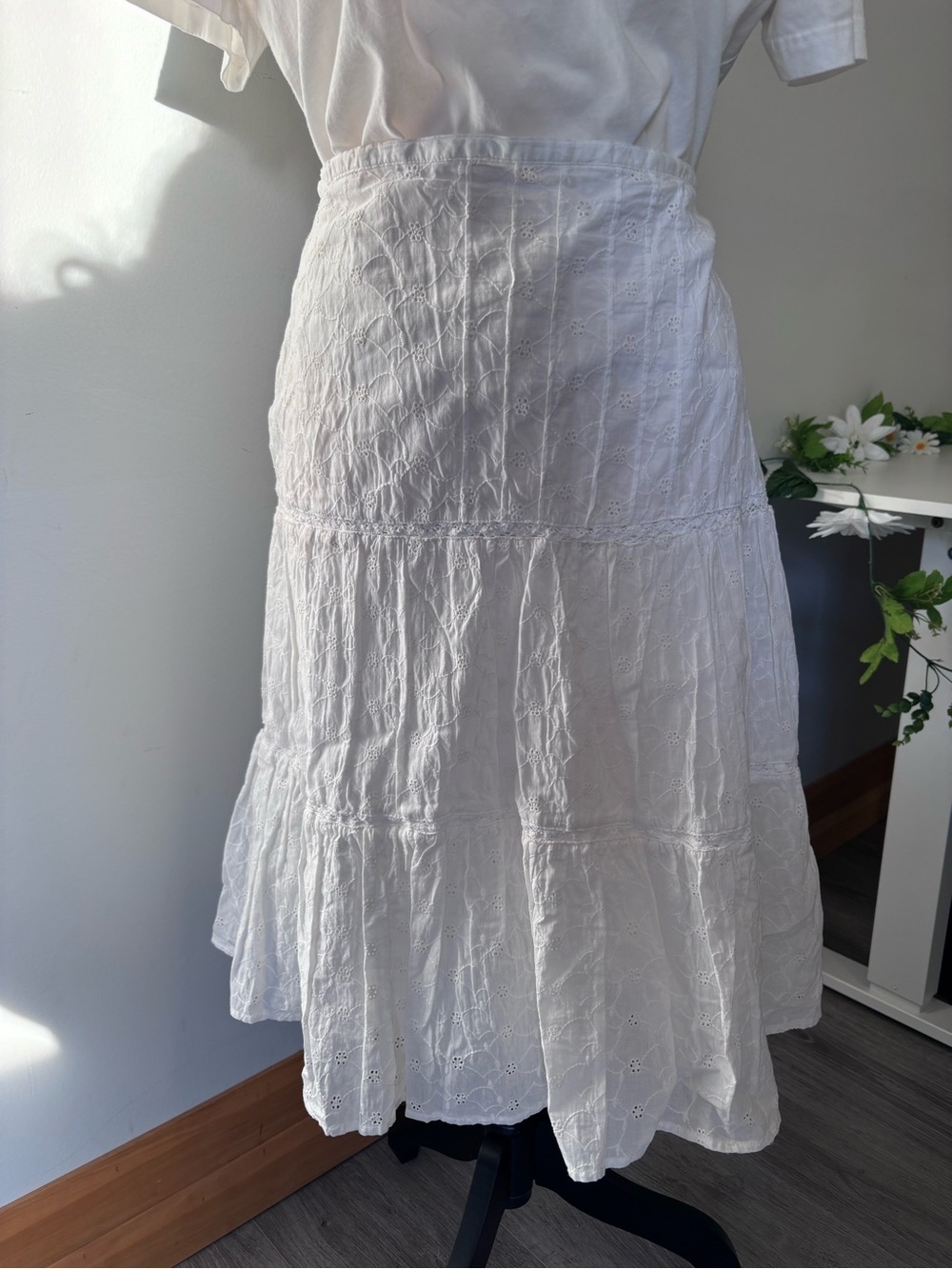 Classic Light Weight White Cotton Tiered Eyelet A-Line Skirt Size 16- Jessica
